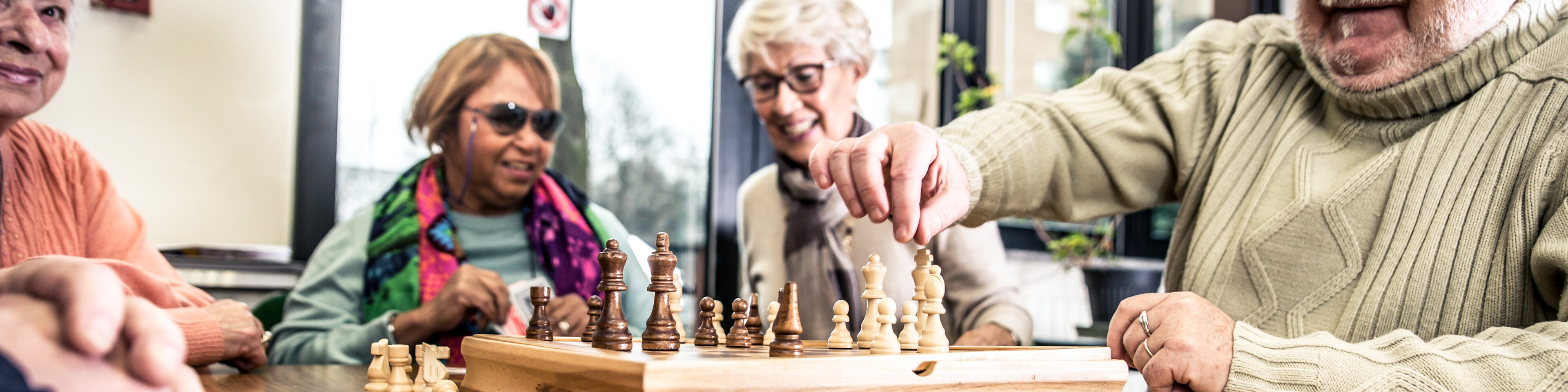 Eine Gruppe älterer Menschen spielt Brettspiele | © adobestock_oneinchpunch_28501728